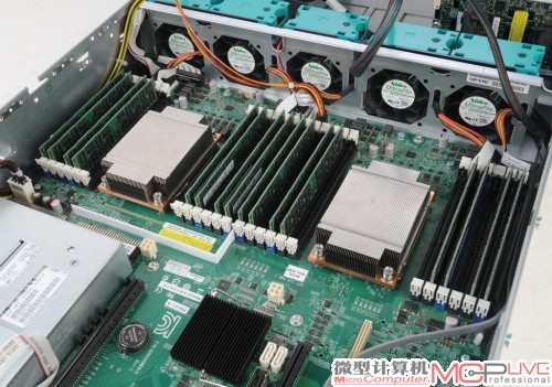 Server System R2000提供了24条内存接口。不过送测样机搭载的是16根8GB的DDR3 1600内存。