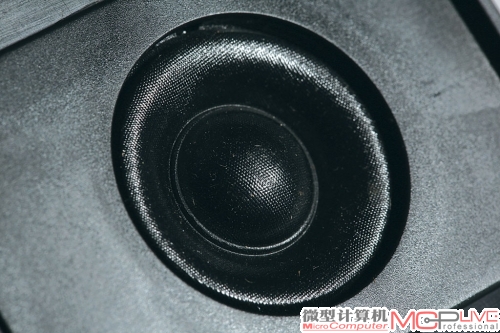 13mm的丝膜高音单元，这种设计在小型桌面近场聆听音箱中很少见。更多的产品是只配一只全频单元，或采用铝振膜高音单元。