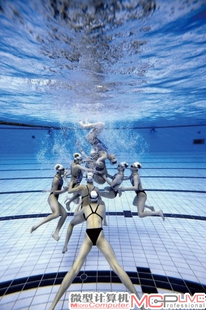 在花样游泳比赛中观众希望看到水上和水下的画面。