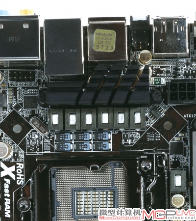 华擎Mini-ITX主板采用了6相供电设计，供电模块用料比较考究。铁素体电感，钽电容不但内阻小、发热量低而且体积也小，为主板节约出了不少空间，整体布局比较整齐。