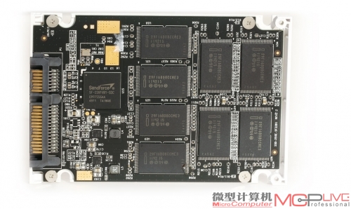 BIWIN ELITE C8302 256GB内部结构，由SandForce SF-2281VB18通道主控芯片、16颗英特尔25nm同步ONFI MLC颗粒构成。