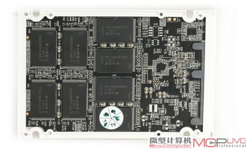 BIWIN ELITE C8302 256GB内部结构，由SandForce SF-2281VB18通道主控芯片、16颗英特尔25nm同步ONFI MLC颗粒构成。
