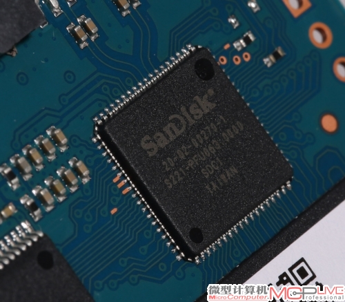 神秘的“SanDisk 20-82-00270-1”主控芯片，目前关于此芯片的技术信息很少，据信其核心技术来源于富士通。