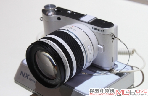 全新一代可更换镜头数码相机旗舰产品——NX300，除了各种高规格之外，它还支持第一款单镜筒3D镜头，可以轻松拍摄3D照片和视频。