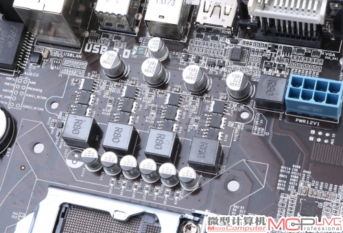 这款主板采用了较好的供电设计，配备台系钰邦固态电容，以及一上二下的MOSFET配置方式。
