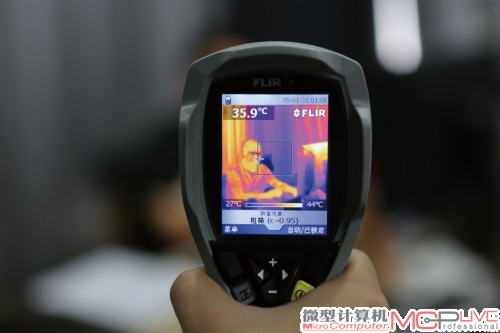 使用热成像仪侦测显卡PCB背部的温度