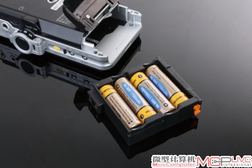 ④ 依旧通过4节AA电池供电，不过可用电源适配器进行充电和供电。
